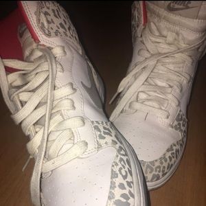 Women’s Gray and White Nike Shoes (SIZE:10)